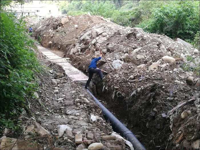 抓進度冒雨作業(yè) 保障工程順利推進