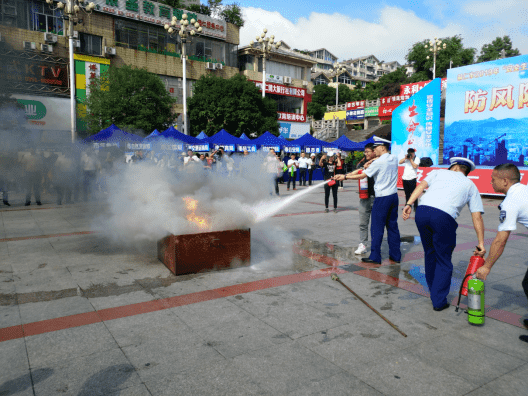 市城投集團公司參加2019年全市安全生產(chǎn)宣傳咨詢?nèi)栈顒? onmousewheel=