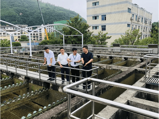 碧江區(qū)委副書記、區(qū)長黃洪州到市城投集團水投公司鷺鷥巖水廠指導(dǎo)汛期安全供水工作