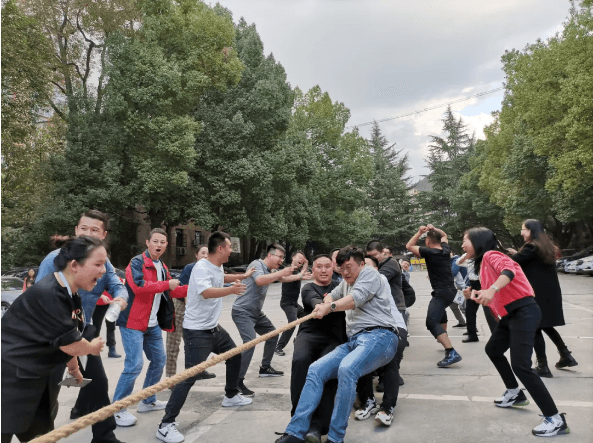 銅仁城投集團(tuán)與銅仁交旅集團(tuán)聯(lián)合舉辦“小球飛揚(yáng)·健康無(wú)限”運(yùn)動(dòng)會(huì)