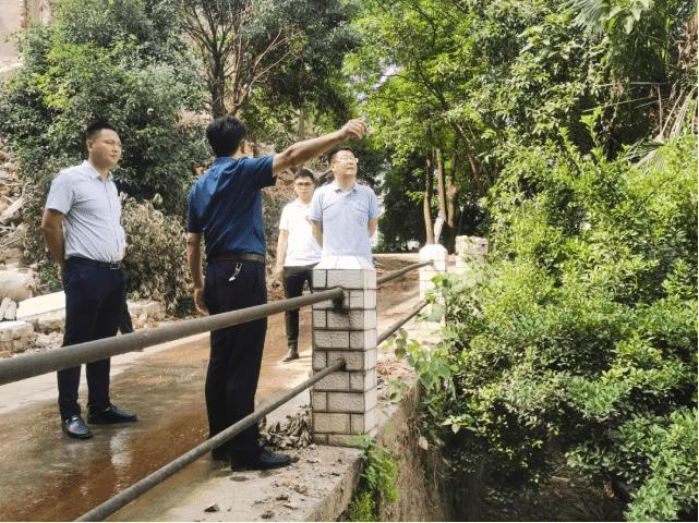 銅仁城投集團公司領(lǐng)導(dǎo)赴梵源建筑公司在建項目指導(dǎo)工作