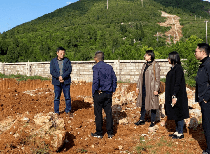 銅仁城交集團黨委委員、紀委書記、縣縣通 項目考核督查組組長田犁同志 現(xiàn)場督導“縣縣通”項目